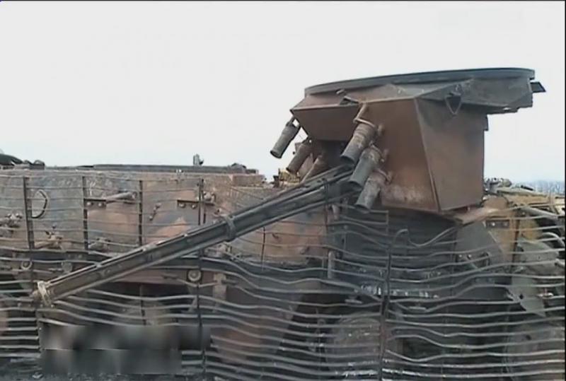 После возврата из Ирана бронетранспортёр получил неофициальное название Трещина Destroyed Ukrainian APC BTR4E near Smeloe