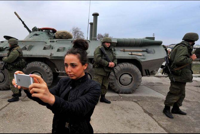 foto Crimean girl selfie and BTR-80