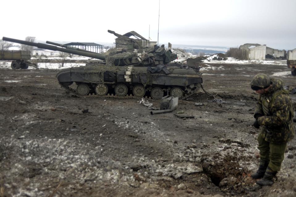 Украинский танк Т64БВ под Дебальцево, январь 2015 - фото