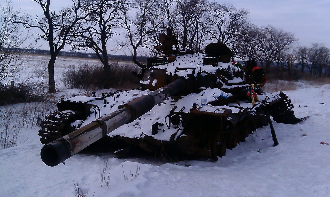 Подбитый осенью танк войск ЛНР с венком на броне, январь 2015