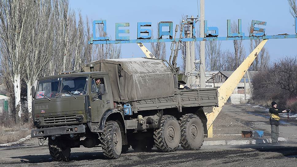 Броне-КАМАЗ ополченцев с зенитной спаркой у стеллы Дебальцево в феврале 2015 в феврале 2015 фото
