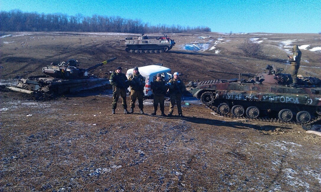 Повстанцы и захваченная украинская техника (включая танк Т-64Б) под Углегорском 2015 фото