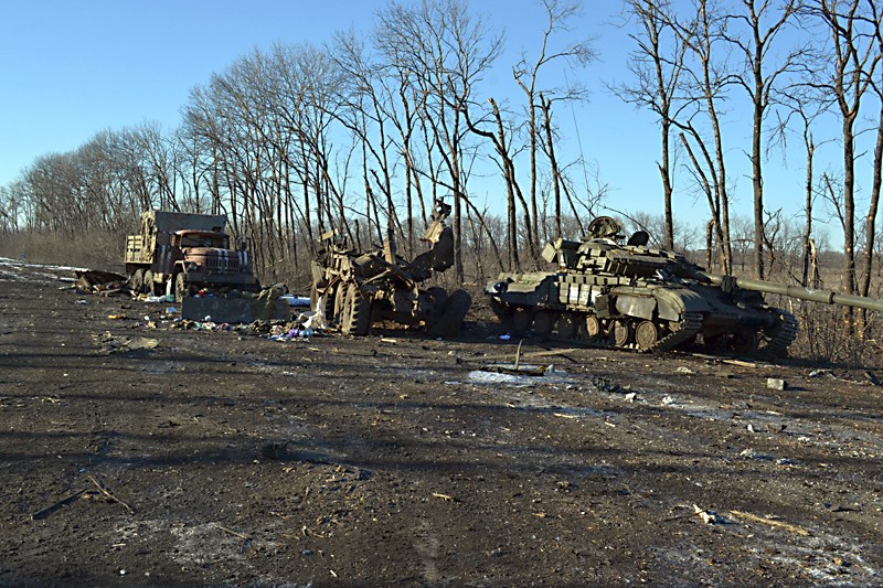 Разбитая под Миусом украинская колонна во главе с танком Т-64БВ февраль 2015 фото