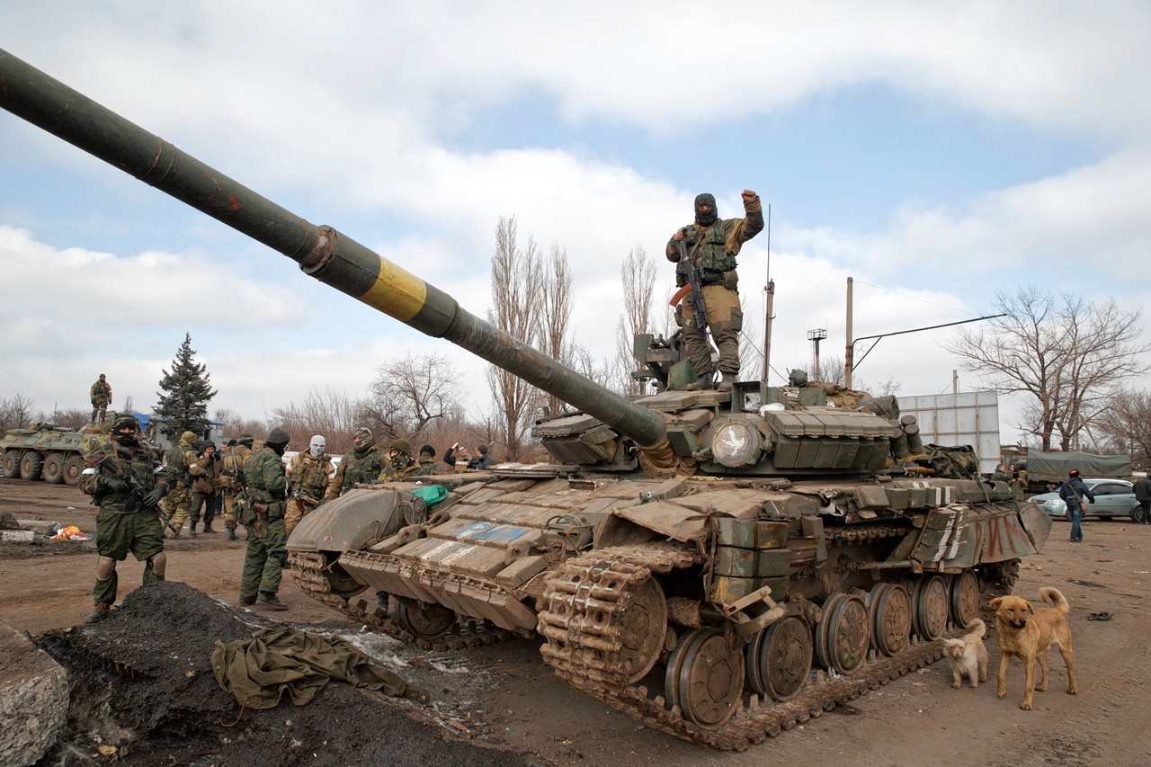 Повстанцы на трофейном украинском танке Т-64Б фото