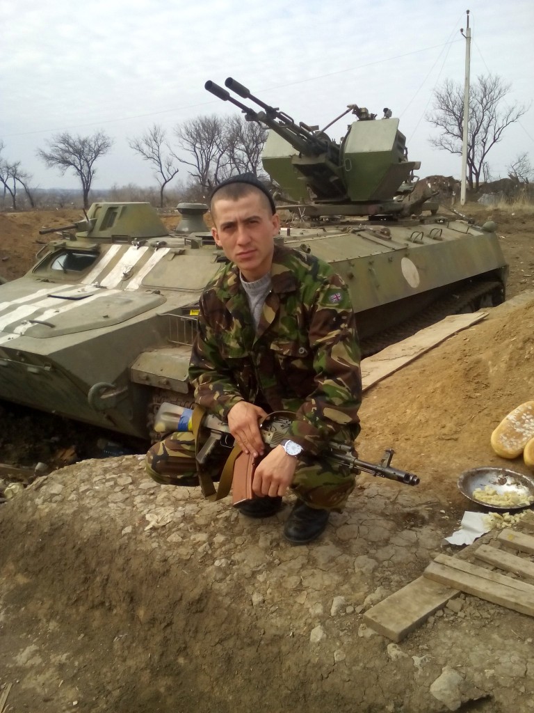 АТО Украинский МТЛБ с ЗУ и солдат с британским шевроном на камуфляже в Мариуполе, фото апреля 2015г Установка маркирована белыми полосами и кругами