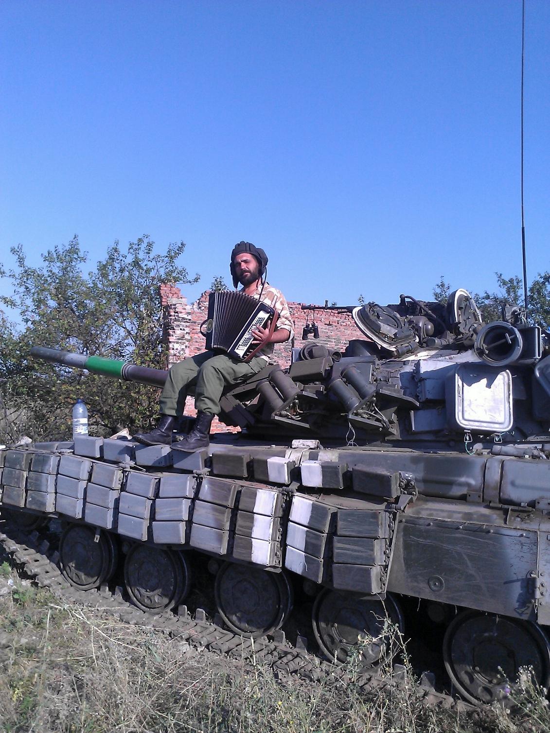 Трофейный танк Т-64БВ и ополченец с баяном фото 