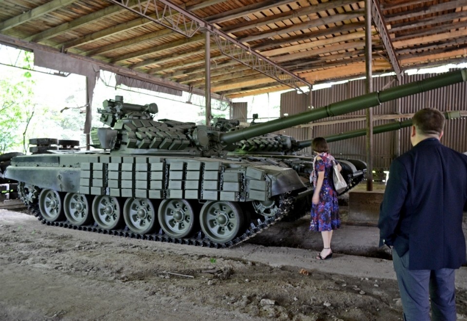 Ukraine tanks T-72 color photos