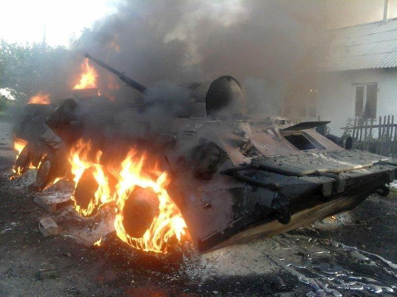 Сгоревший в боях за Шахтерск украинский БТР ход боевых действий