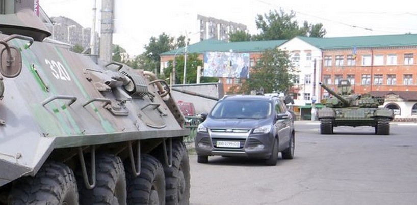 Машина командира батареи 1В18 «Клён-1» и танк Т-72Б, 2014-08-23, Красный Луч