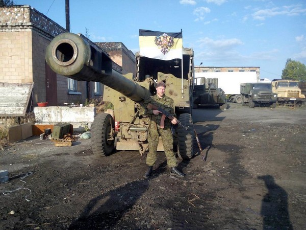 Бывшее украинское орудие Мста под знаменем Новороссии