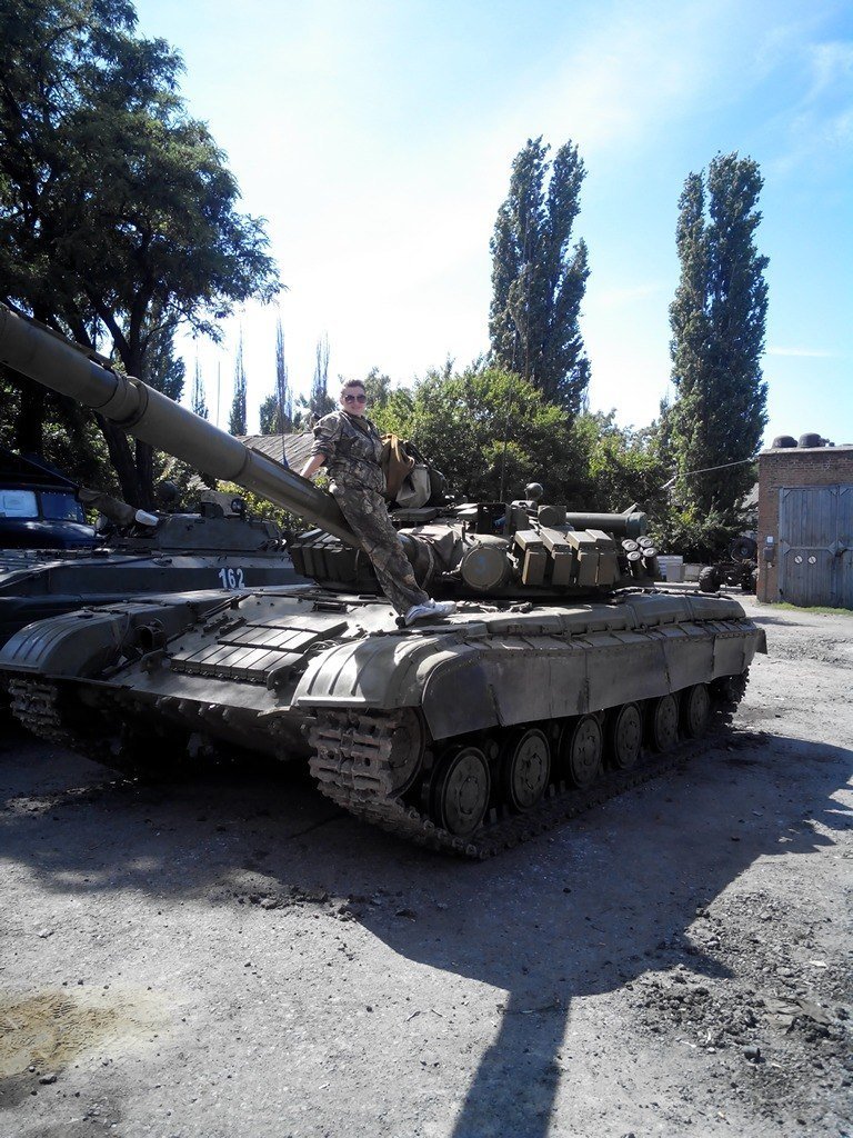 Боевая машина пехоты БМР-2 и танк Т-64БВ армии Новороссии
