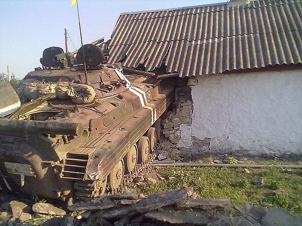 Украинская БМП таранила дом