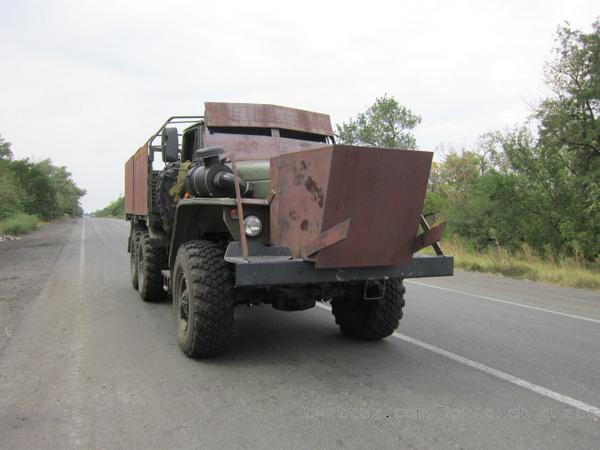 Бронированный Урал 4320 ВСН с бивнями под Шахтерском, август 2014