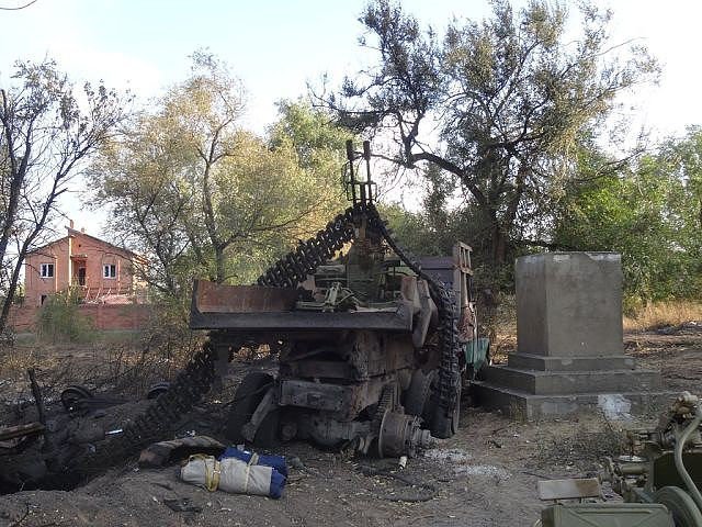 Destroyed ukrainian guntruck at Lugansk foto