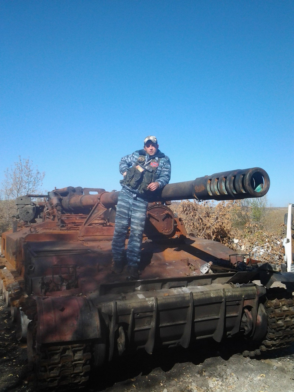 Destroyed ucraine SPG 2S5 near Lutugino photo