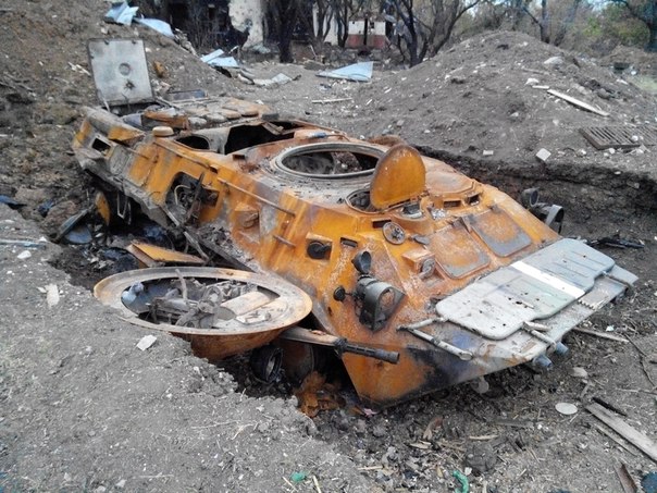 Взорванный украинский БТР-80 в капонире аэропорта Луганска