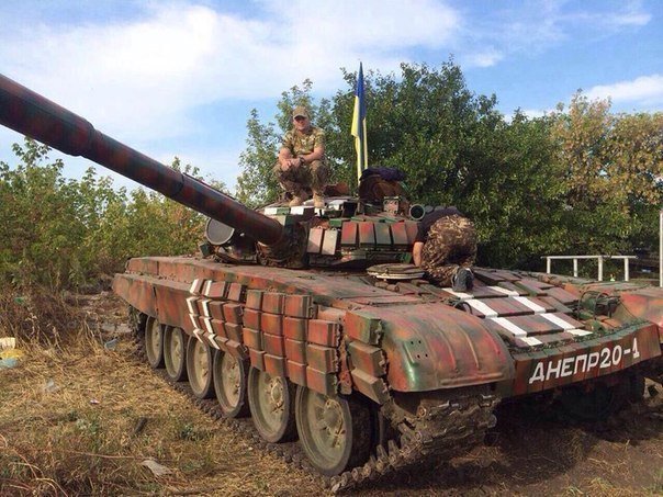 Фото Танк модели Т72Б1 батальона нацгвардии Днепр1 НГУ ВСУ с белыми полосами АТО