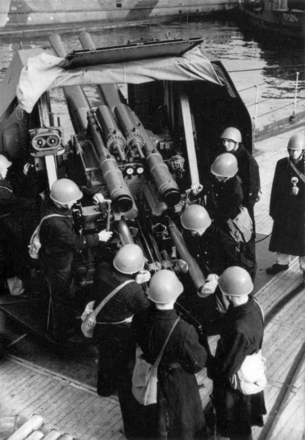 Black sea fleet cruiser the turret with 100mm/47 OTO universal guns. Krasny Krym wartime picture 