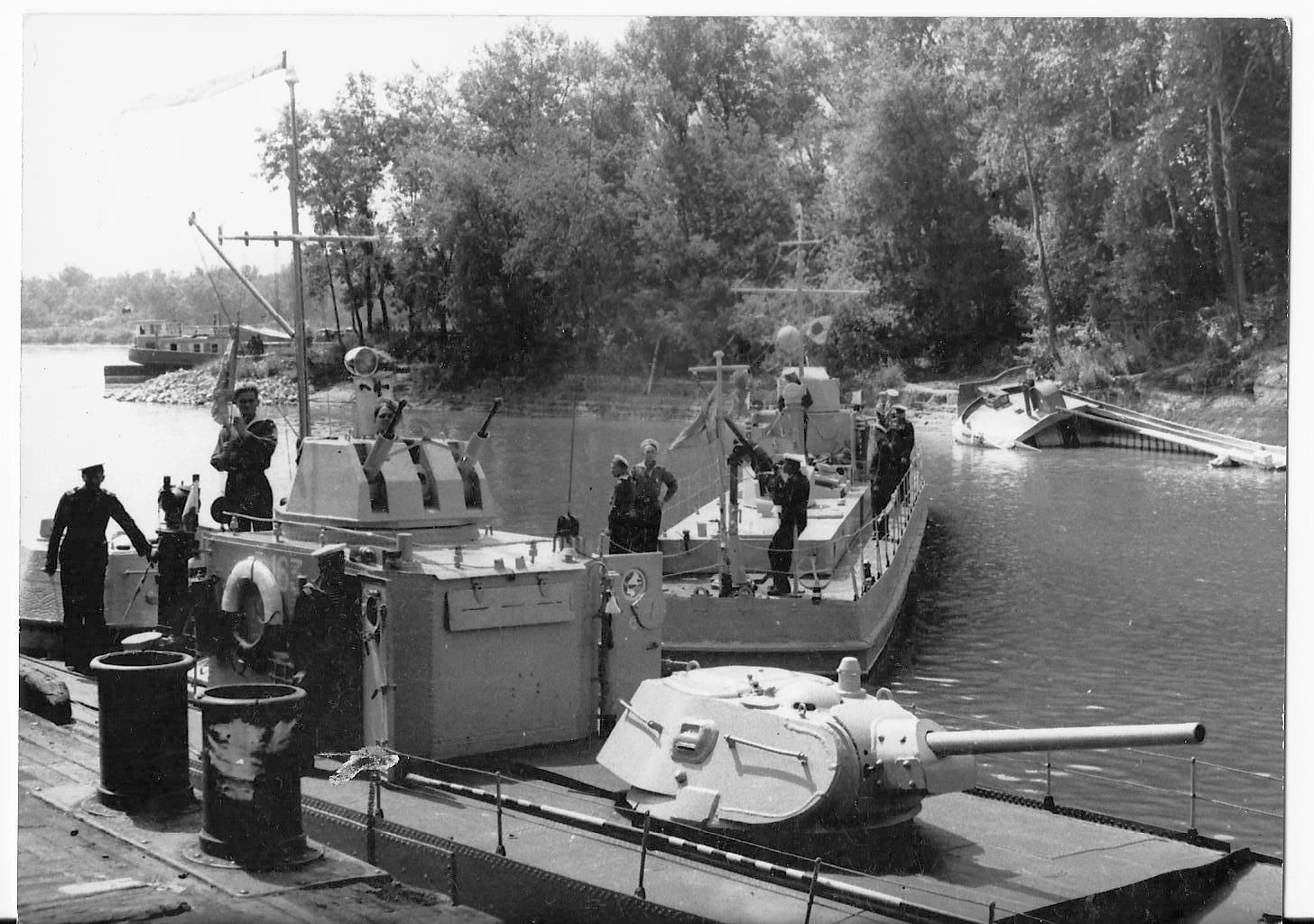 Red navy riverine armoured gunboats S40 & 1124 of RKKF photo WWII