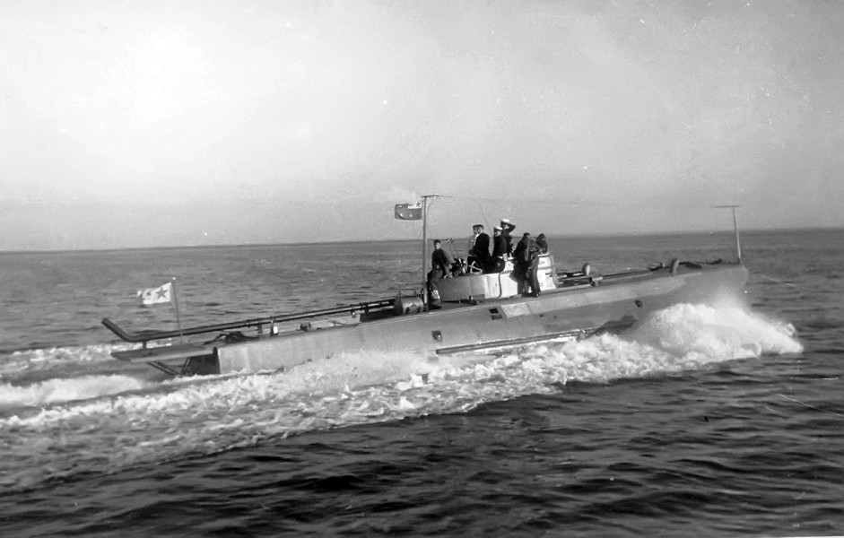 Sh-4 Soviet Navy used Motor torpedo boats for many duties during the war, including a vital service as transport ships 
for ports under siege and landing boats for marines. Still some units saw an extensive fight on the naval clashes