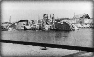 Неизвестный корабль после советской воздушной атаки