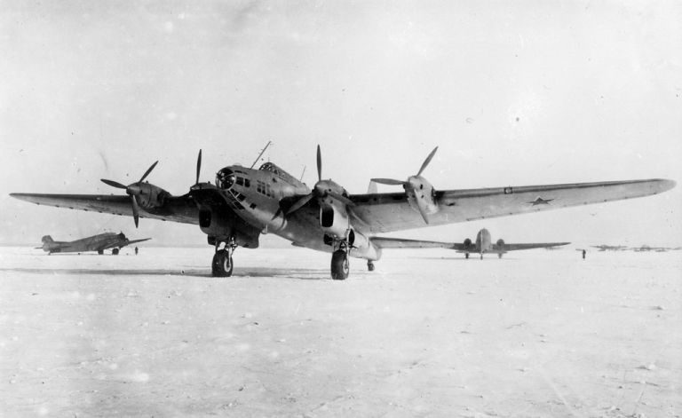 picture ww2 USSR Petliakov Pe/8 bombardier lourd quadrimoteur sovietique