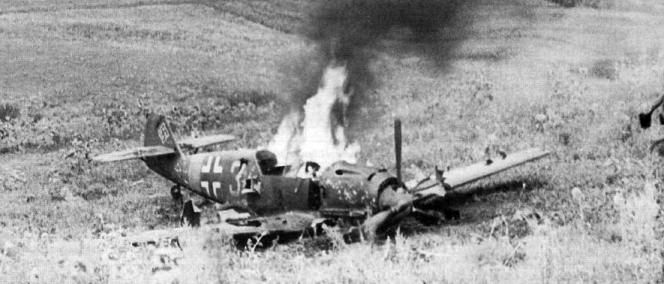 photo WWII USSR Bf109E7 fighter shotdown
