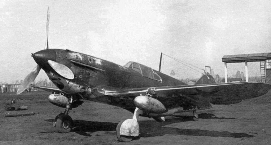 foto ww2 USSR Истребитель ЛаГГ3 серии 11 с подвесными баками и рективными снарядами РС82