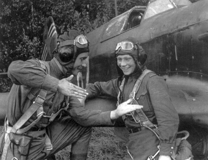 Михаил Форофонтов и Василий Федоров, уничтожившие в боях за город Орел 15 фашистских самолетов. як7б
ВОВ символ эмблема опознавательный знак