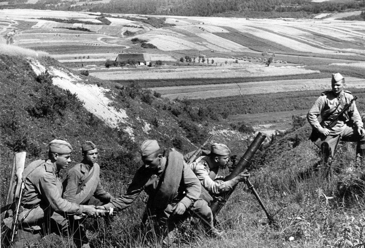 Расчет 82-мм батальонного миномета БМ-41 из 6-й гвардейской мотострелковой бригады 5-го гвардейского стрелкового корпуса СССР ведет огонь по противнику на Курской дуге в 1943