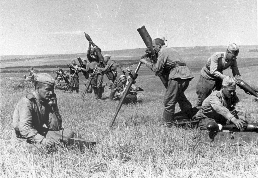 Soviet battery of 120-mm mortars PM-38 near Kursk in 1943  foto of world war II