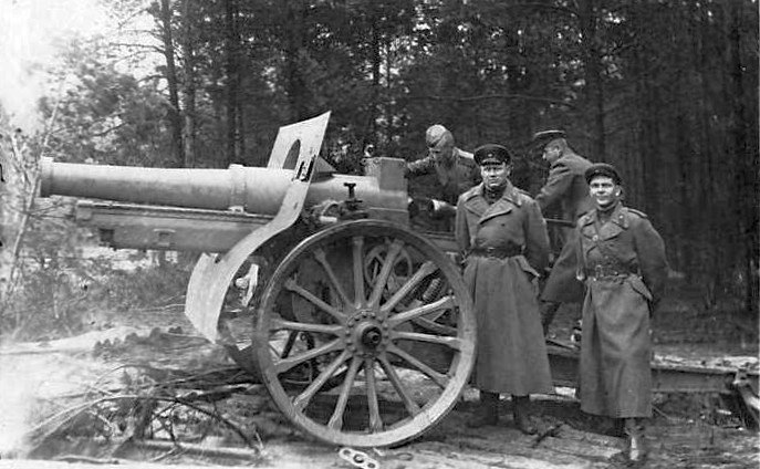 photo double trophy WWII Recaptured by Red Army the 6'' Schneider French-produced field howitzer - 15,5 cm sFH 414(f) in 1943