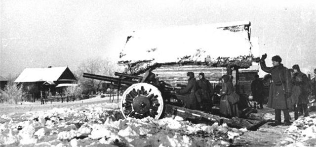 foto WWII ВОВ Captured 10.5cm Le.FH 18 howitzer in RKKA