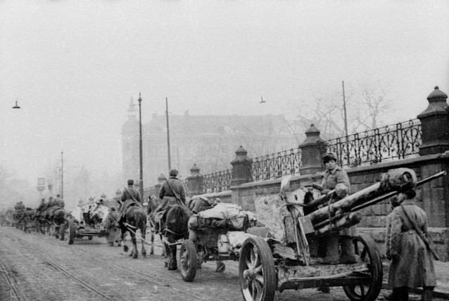 picture ww2 captured German howitzers 10,5cm leFH18M with Russian crew in Cracow