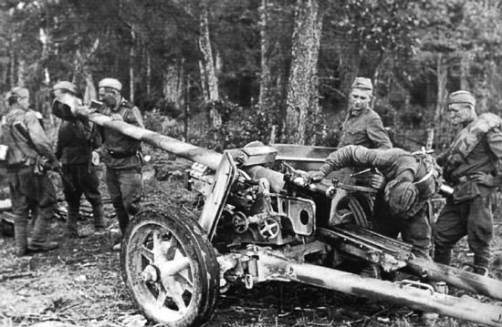 Aleman capturado canon antitanque en el Ejercito Rojo. La Segunda Guerra Mundial. PaK.40 