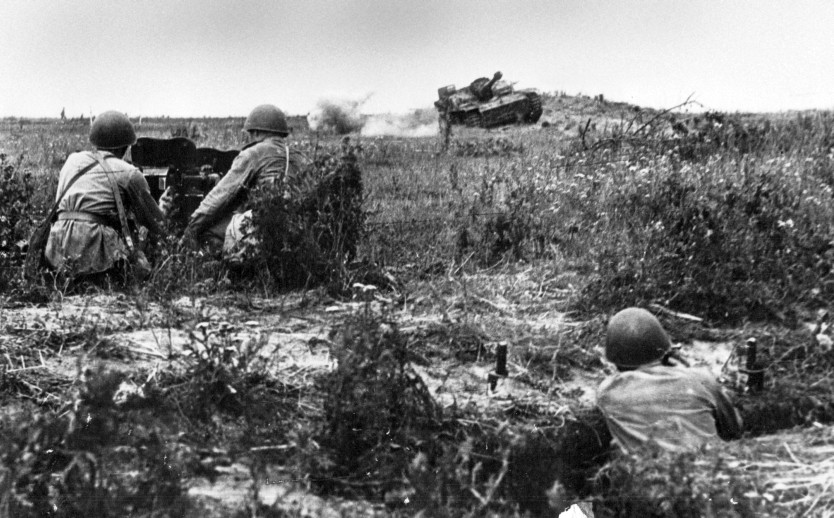 hunters and victim WWII foto German Stug-3F hunted by Soviet panzerkillers
