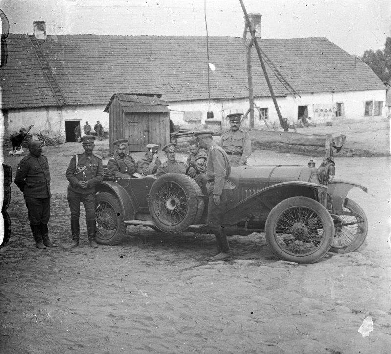 Командование 25-го армейского корпуса у автомобиля. 1915 Россия, Царство Польское