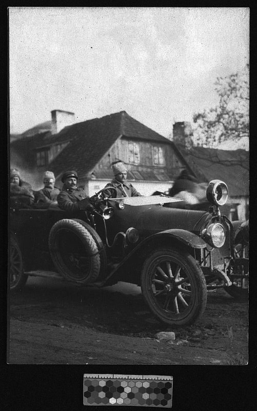 Фотографии, связанные с деятельностью Гутора Алексея Евгеньевича в период Первой Мировой войны. Военные в машине