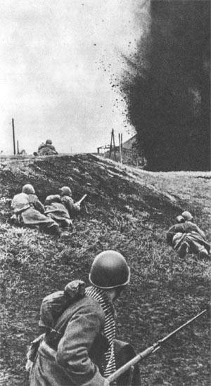 photo WWII Russian infantry in attack
