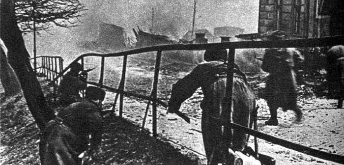 Фото ВОВ РККА Soviet riflemen in a town