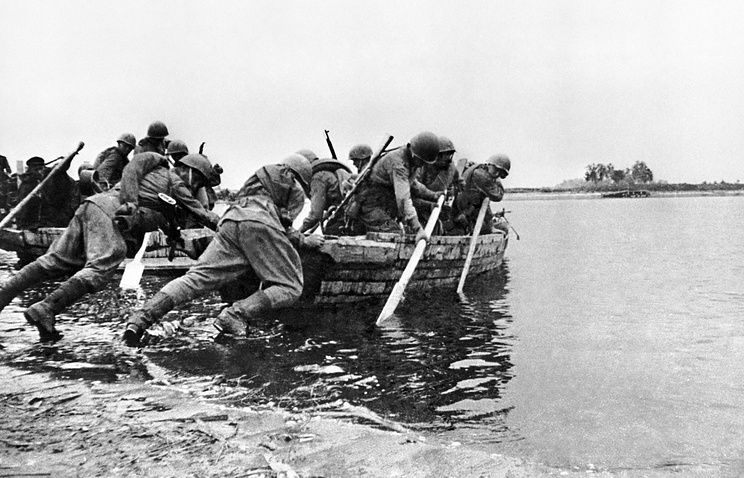 Войска СССР переправляются на лодках через реку