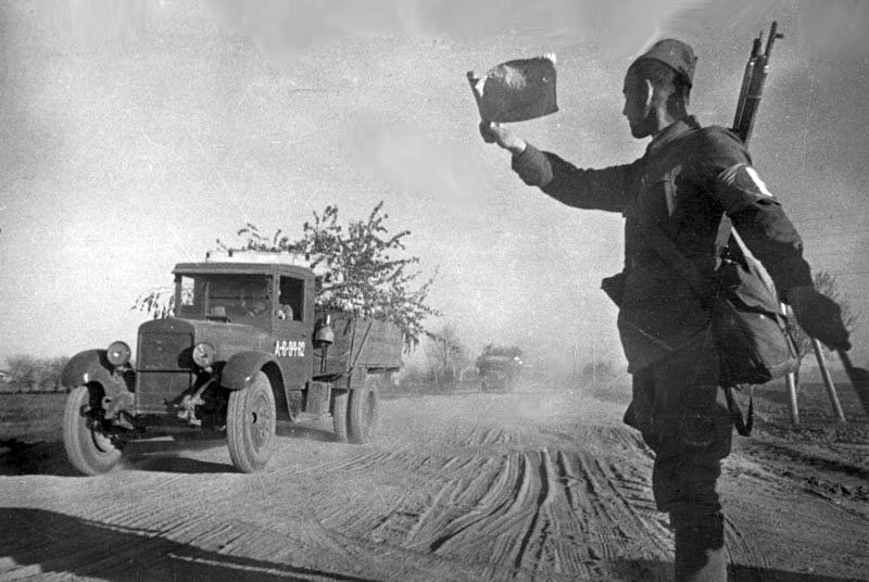 photo ww2 Soviet soldier and trucks