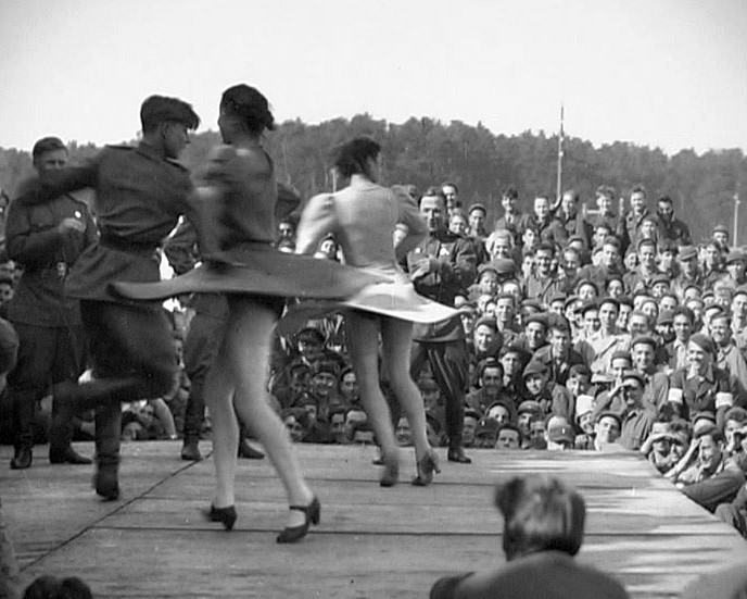 foto photo ww2 WWII Фото ВОВ Soviet soldiers are dancing