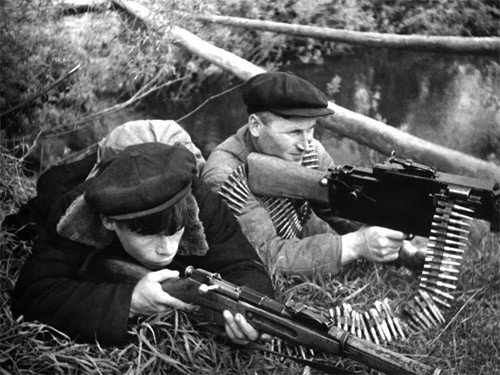 советские партизаны в бою с трофейным пулеметом MG-08/15