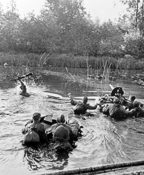 photo WWII 2-й Прибалтийский фронт - бойцы форсируют водную преграду