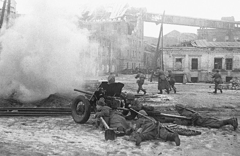 foto ww2 USSR Supported by 45mm AT gun 53-K, 1943, Rostov