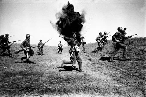 foto ww2 Soviet infantrymen in offence