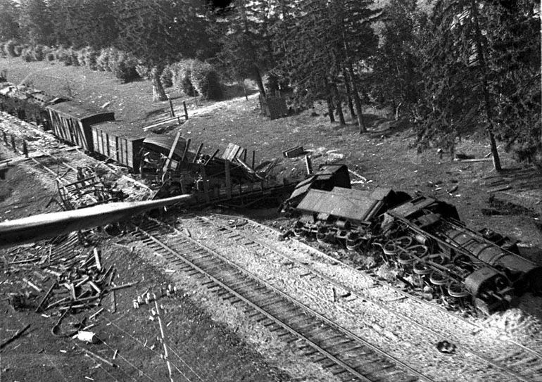 photo WWII USSR german train crashed by partizanes