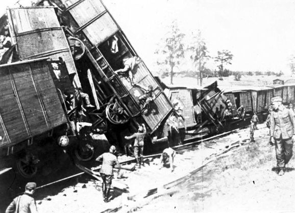 foto  ww2 german train crashed by partizans