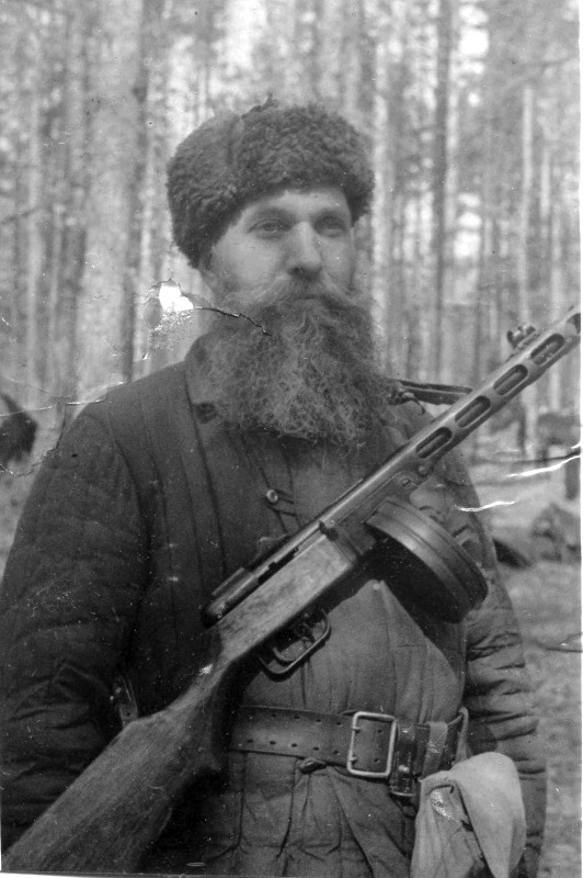 ВОВ бородатый партизан с ППШ-41